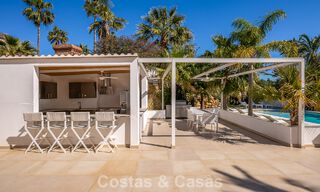 Majestueuse villa rénovée avec modernité offrant une vue panoramique sur la mer, à vendre sur un vaste terrain à l’est du centre de Marbella 796565 