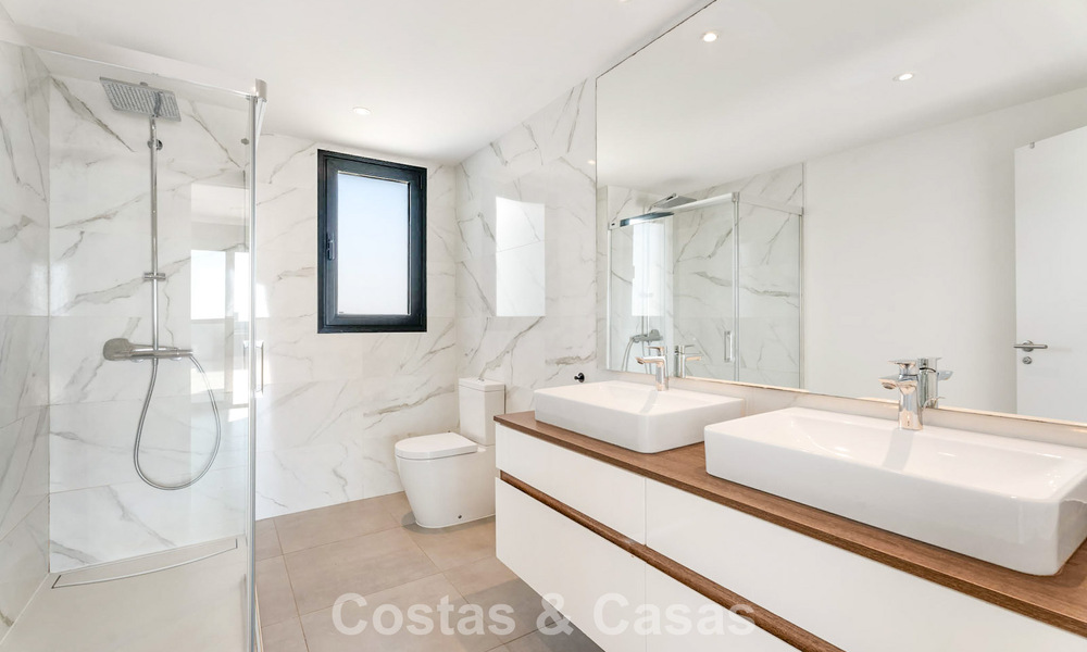 Penthouse avec vue sur la mer depuis une vaste terrasse sur le toit à vendre sur la New Golden Mile, entre Marbella et Estepona 796616