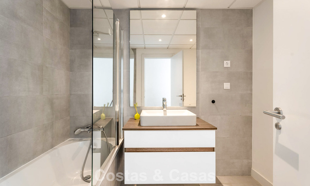 Penthouse avec vue sur la mer depuis une vaste terrasse sur le toit à vendre sur la New Golden Mile, entre Marbella et Estepona 796618