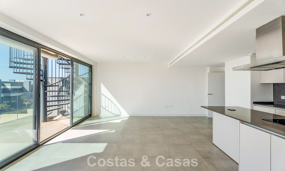 Penthouse avec vue sur la mer depuis une vaste terrasse sur le toit à vendre sur la New Golden Mile, entre Marbella et Estepona 796624