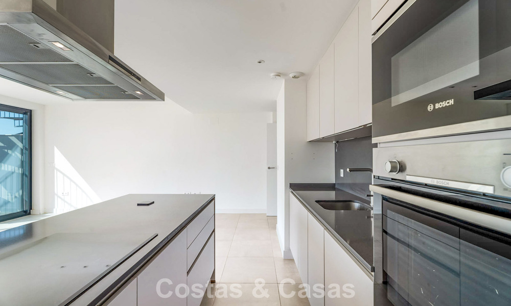 Penthouse avec vue sur la mer depuis une vaste terrasse sur le toit à vendre sur la New Golden Mile, entre Marbella et Estepona 796626