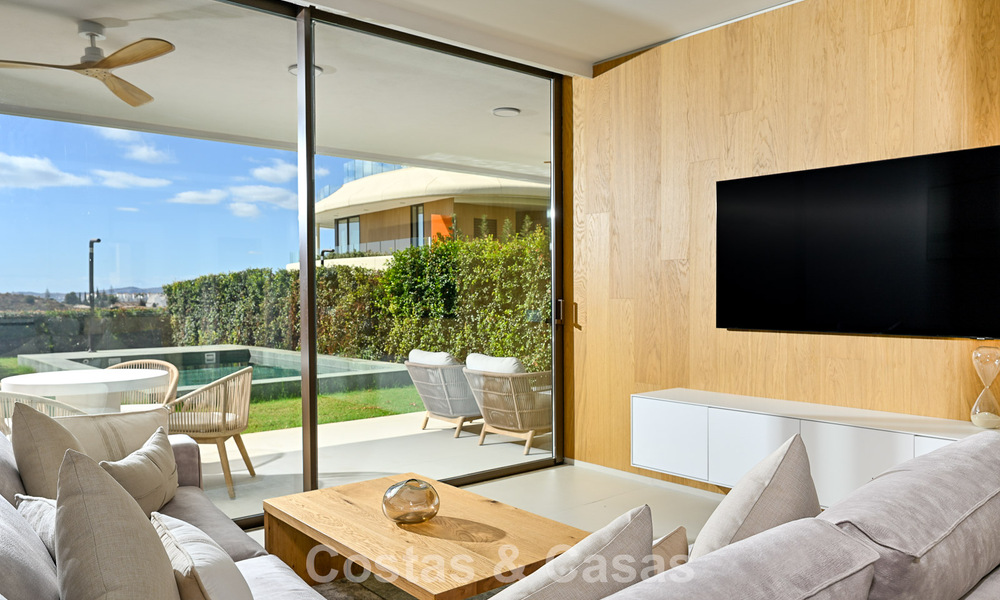 Appartement de plain-pied de haute qualité avec jardin privé et piscine à vendre à Fuengirola, Costa del Sol 796600