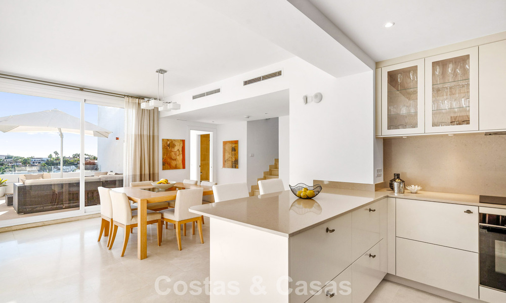 Penthouse duplex de luxe à vendre dans une résidence sécurisée dans la vallée du golf de Nueva Andalucía, Marbella 796739