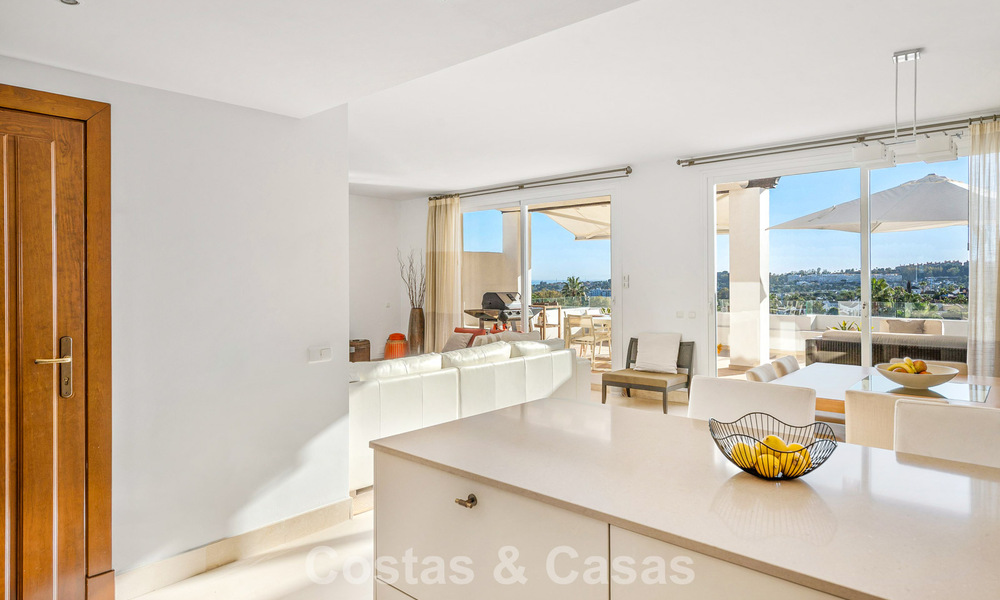 Penthouse duplex de luxe à vendre dans une résidence sécurisée dans la vallée du golf de Nueva Andalucía, Marbella 796741