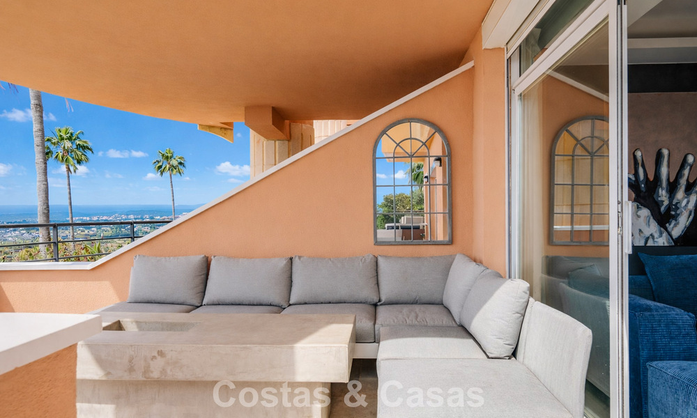 Spacieux appartement avec vue panoramique sur le golf et la mer à vendre à Nueva Andalucía, Marbella 796917