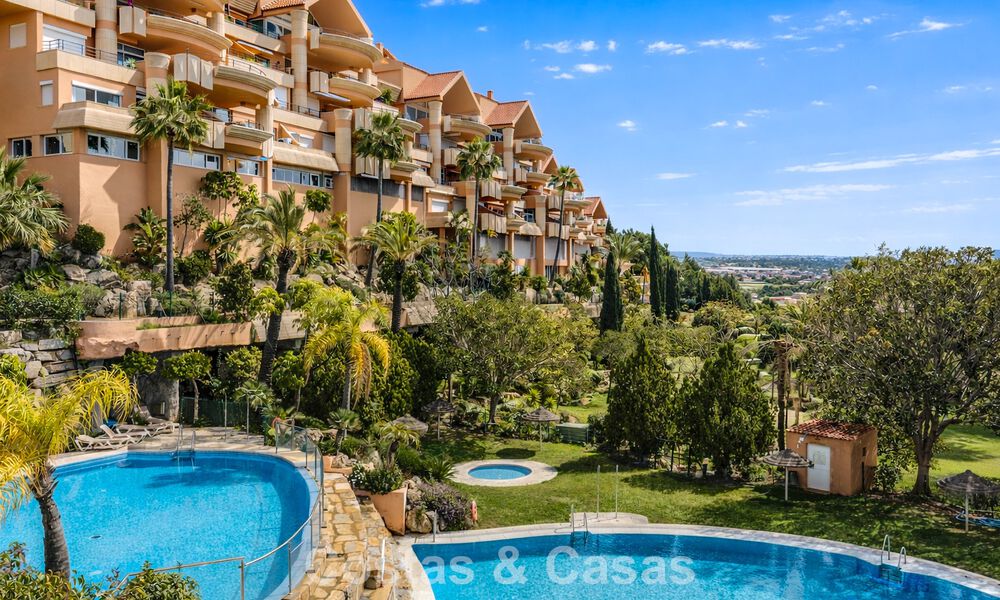 Spacieux appartement avec vue panoramique sur le golf et la mer à vendre à Nueva Andalucía, Marbella 796918