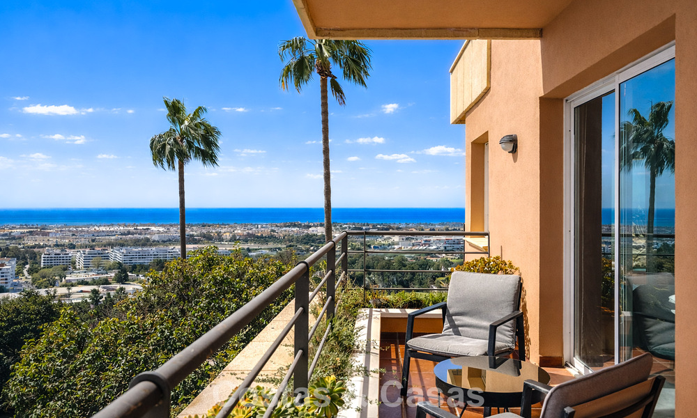Spacieux appartement avec vue panoramique sur le golf et la mer à vendre à Nueva Andalucía, Marbella 796926