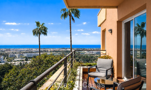 Spacieux appartement avec vue panoramique sur le golf et la mer à vendre à Nueva Andalucía, Marbella 796926