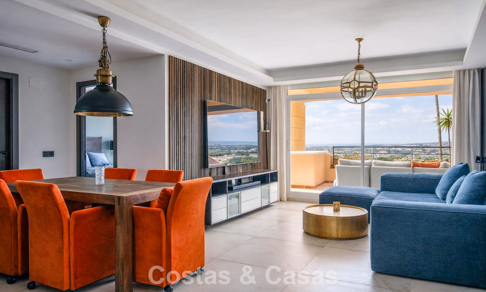 Spacieux appartement avec vue panoramique sur le golf et la mer à vendre à Nueva Andalucía, Marbella 796928