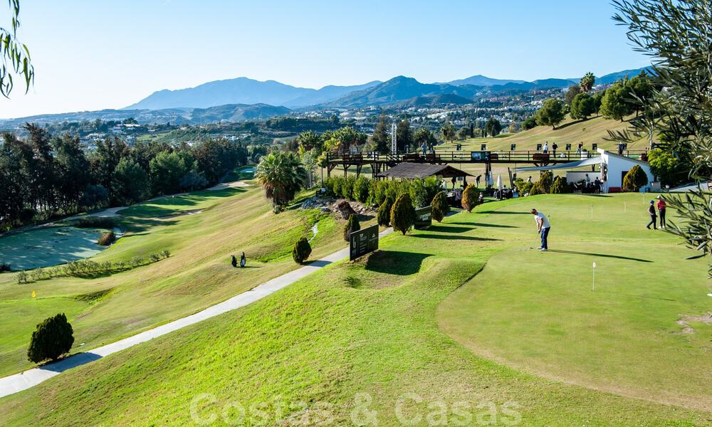 Spacieux appartement avec vue panoramique sur le golf et la mer à vendre à Nueva Andalucía, Marbella 796956