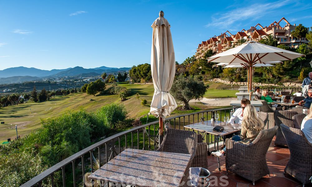 Spacieux appartement avec vue panoramique sur le golf et la mer à vendre à Nueva Andalucía, Marbella 796958