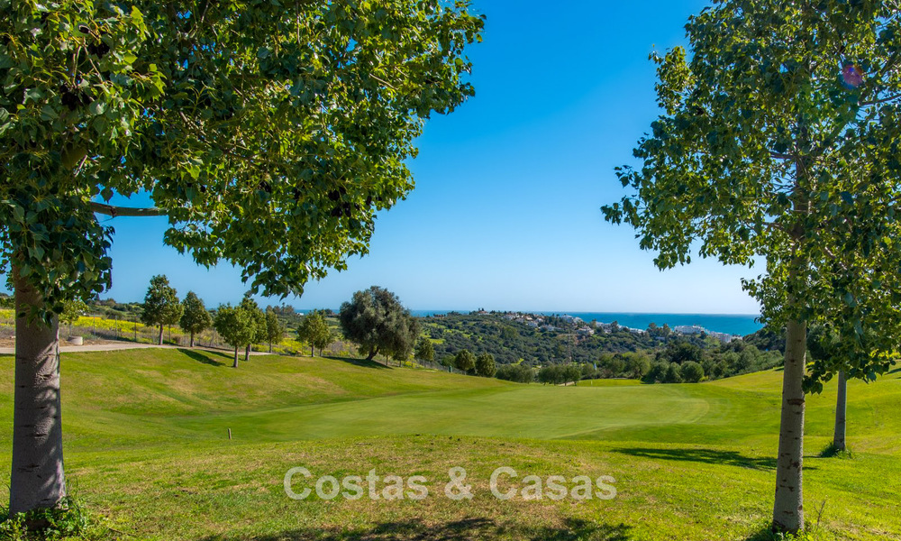 Villas modernes neuves à vendre en première ligne de golf, près du centre d’Estepona 796969