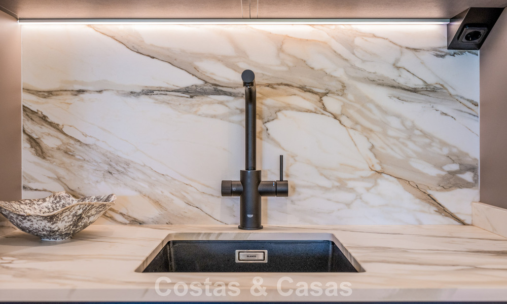 Appartement élégant entièrement rénové à vendre à distance de marche de la plage sur la New Golden Mile entre Marbella et Estepona 797211