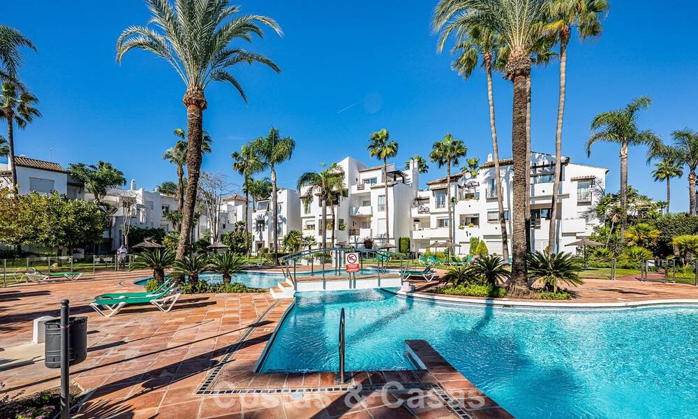 Appartement élégant entièrement rénové à vendre à distance de marche de la plage sur la New Golden Mile entre Marbella et Estepona 797231