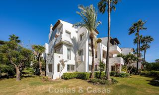 Appartement élégant entièrement rénové à vendre à distance de marche de la plage sur la New Golden Mile entre Marbella et Estepona 797236 
