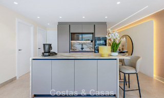Appartement élégant entièrement rénové à vendre à distance de marche de la plage sur la New Golden Mile entre Marbella et Estepona 797244 