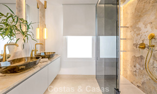 Appartement élégant entièrement rénové à vendre à distance de marche de la plage sur la New Golden Mile entre Marbella et Estepona 797254 