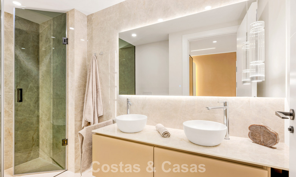 Appartement élégant entièrement rénové à vendre à distance de marche de la plage sur la New Golden Mile entre Marbella et Estepona 797255