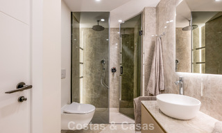 Appartement élégant entièrement rénové à vendre à distance de marche de la plage sur la New Golden Mile entre Marbella et Estepona 797256 