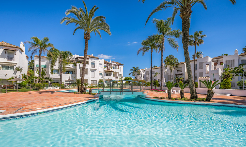 Appartement élégant entièrement rénové à vendre à distance de marche de la plage sur la New Golden Mile entre Marbella et Estepona 797257