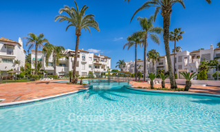 Appartement élégant entièrement rénové à vendre à distance de marche de la plage sur la New Golden Mile entre Marbella et Estepona 797257 