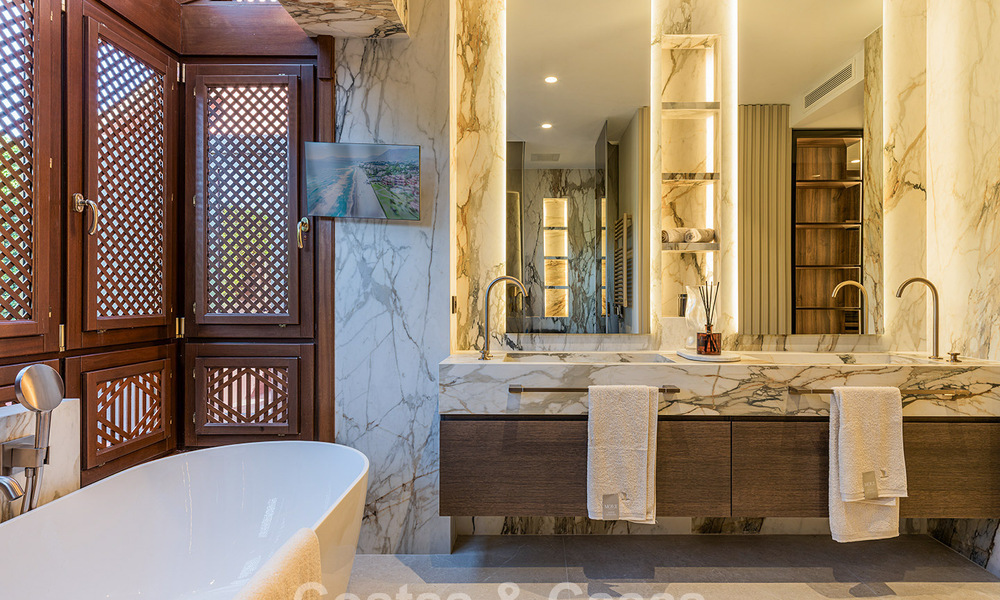 Penthouse à vendre dans un complexe cinq étoiles en première ligne de plage sur la New Golden Mile entre Marbella et Estepona 797796