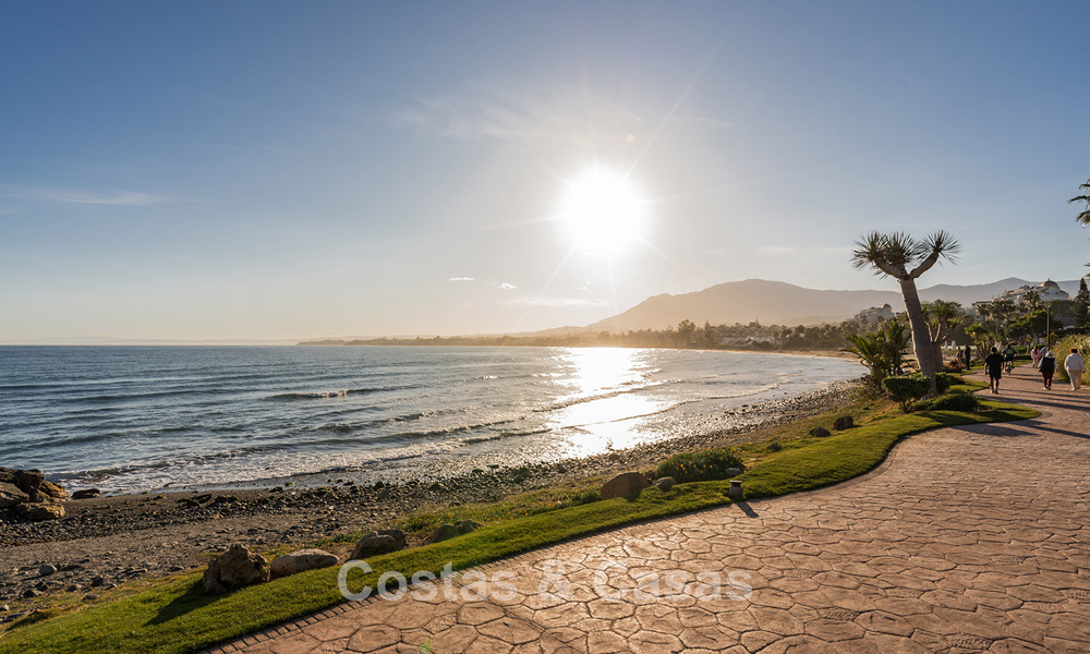 Penthouse à vendre dans un complexe cinq étoiles en première ligne de plage sur la New Golden Mile entre Marbella et Estepona 797799