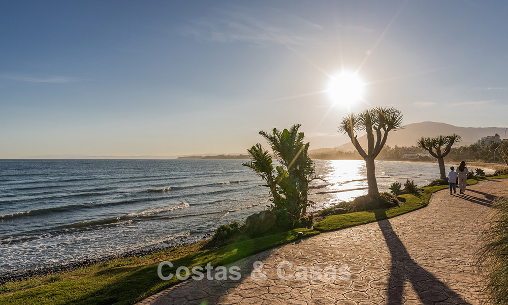 Penthouse à vendre dans un complexe cinq étoiles en première ligne de plage sur la New Golden Mile entre Marbella et Estepona 797800