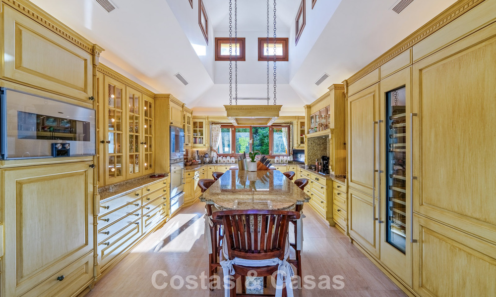 Villa de luxe espagnole remarquable à vendre dans une oasis de verdure sur le Golden Mile de Marbella 798169