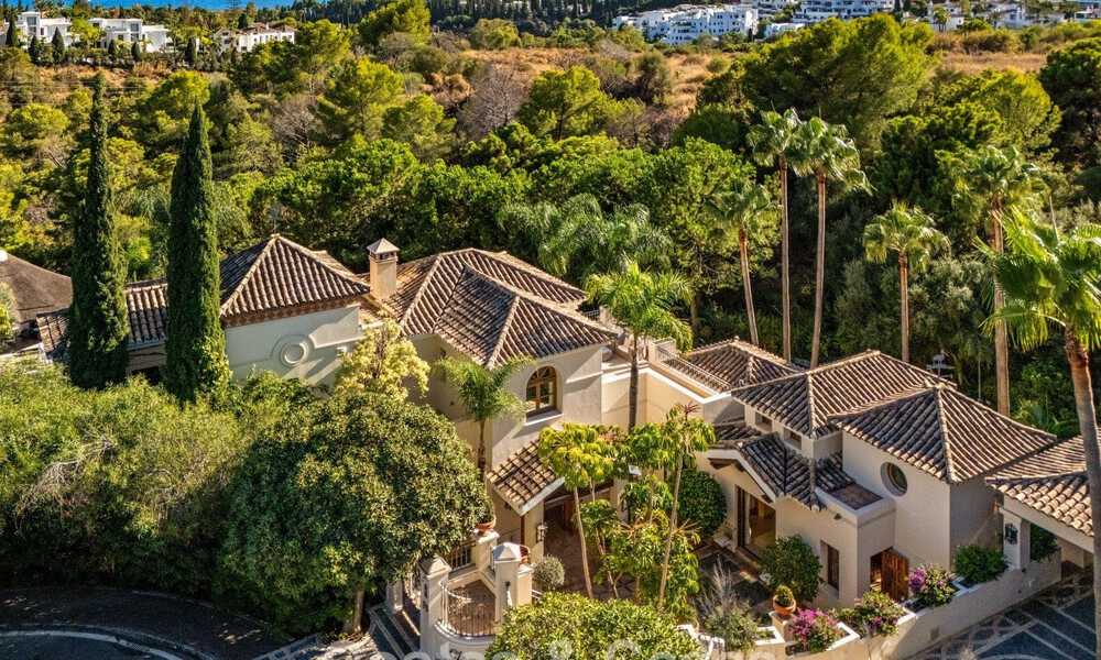 Villa de luxe espagnole remarquable à vendre dans une oasis de verdure sur le Golden Mile de Marbella 798180