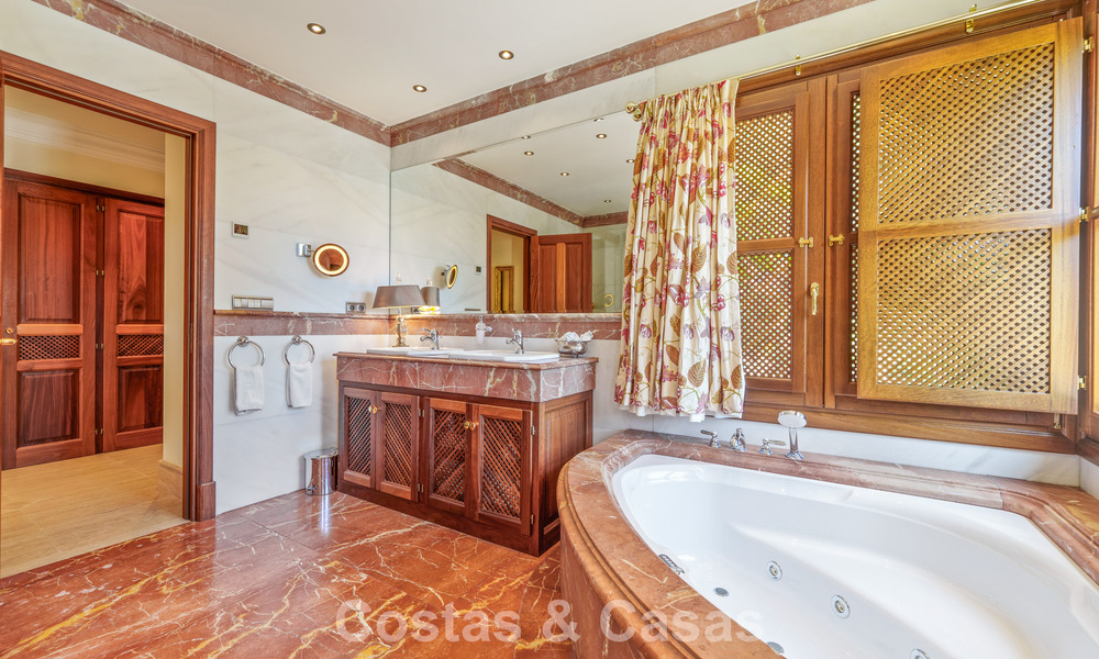 Villa de luxe espagnole remarquable à vendre dans une oasis de verdure sur le Golden Mile de Marbella 798184