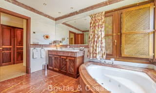 Villa de luxe espagnole remarquable à vendre dans une oasis de verdure sur le Golden Mile de Marbella 798184 