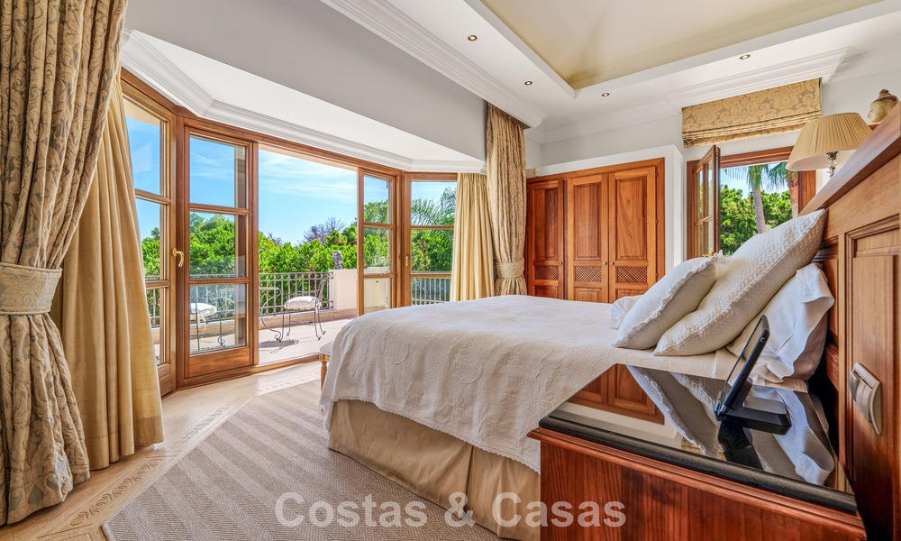 Villa de luxe espagnole remarquable à vendre dans une oasis de verdure sur le Golden Mile de Marbella 798186