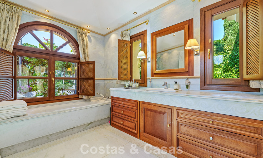 Villa de luxe espagnole remarquable à vendre dans une oasis de verdure sur le Golden Mile de Marbella 798189