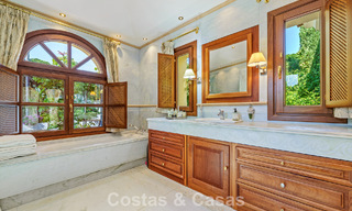 Villa de luxe espagnole remarquable à vendre dans une oasis de verdure sur le Golden Mile de Marbella 798189 