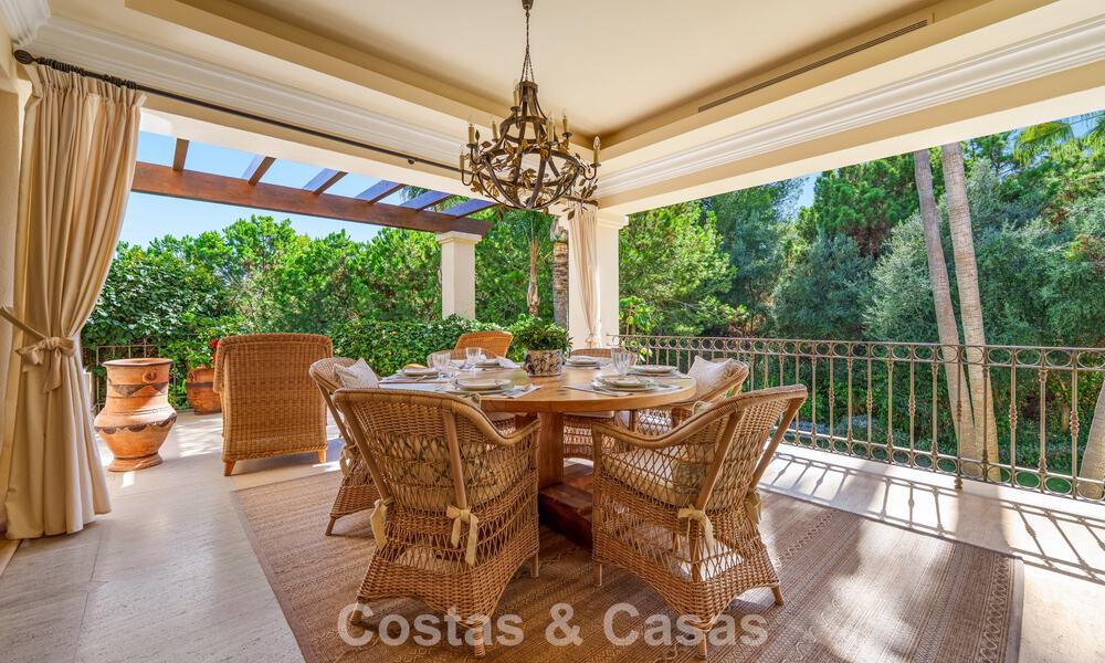Villa de luxe espagnole remarquable à vendre dans une oasis de verdure sur le Golden Mile de Marbella 798195