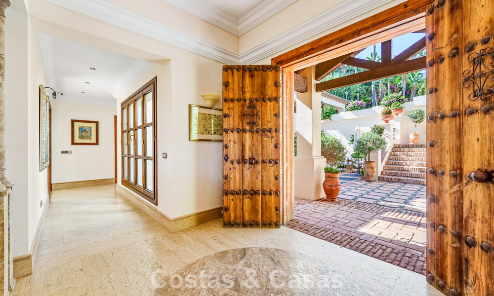 Villa de luxe espagnole remarquable à vendre dans une oasis de verdure sur le Golden Mile de Marbella 798198