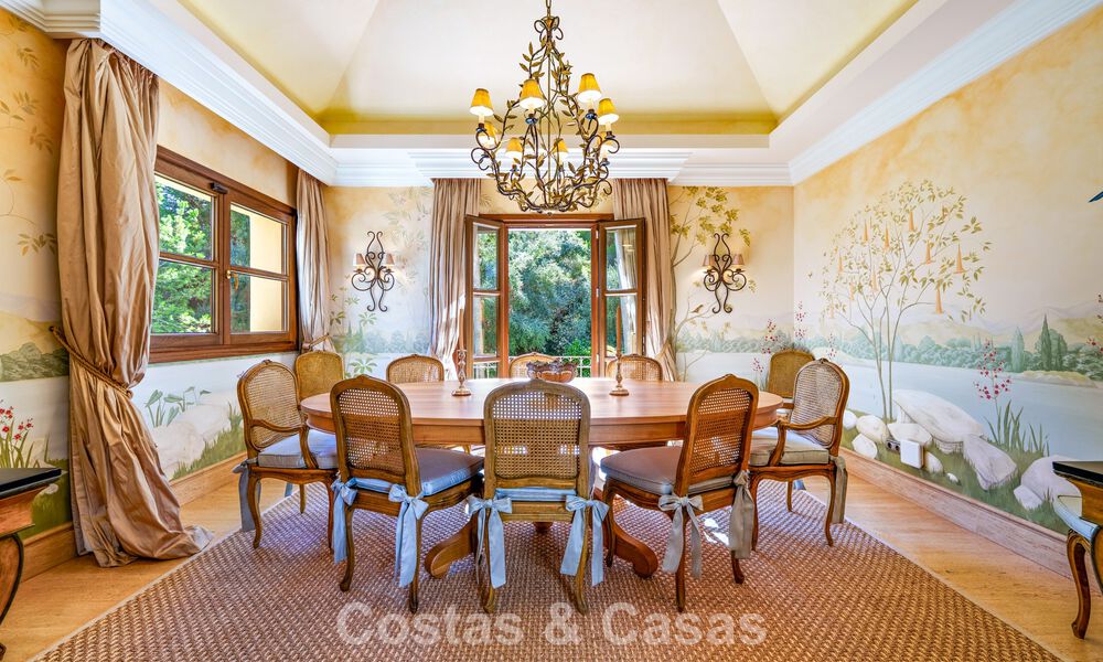 Villa de luxe espagnole remarquable à vendre dans une oasis de verdure sur le Golden Mile de Marbella 798199