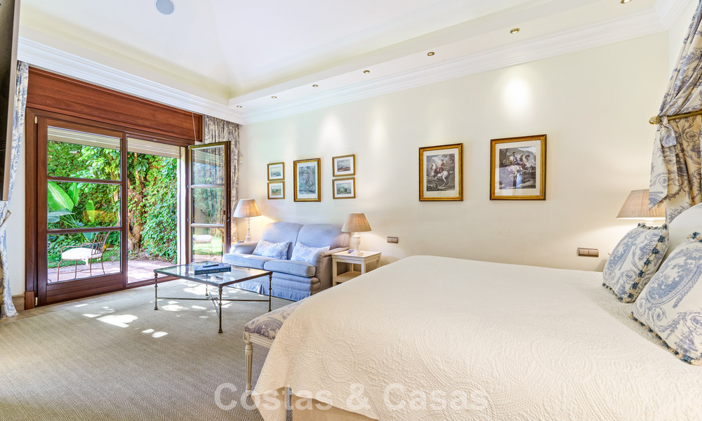 Villa de luxe espagnole remarquable à vendre dans une oasis de verdure sur le Golden Mile de Marbella 798200