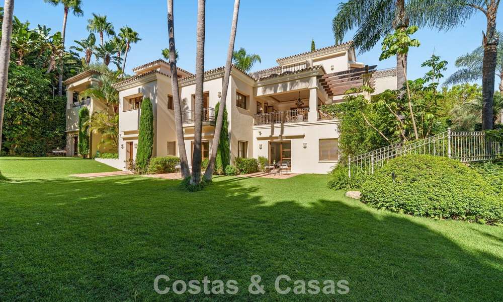 Villa de luxe espagnole remarquable à vendre dans une oasis de verdure sur le Golden Mile de Marbella 798203