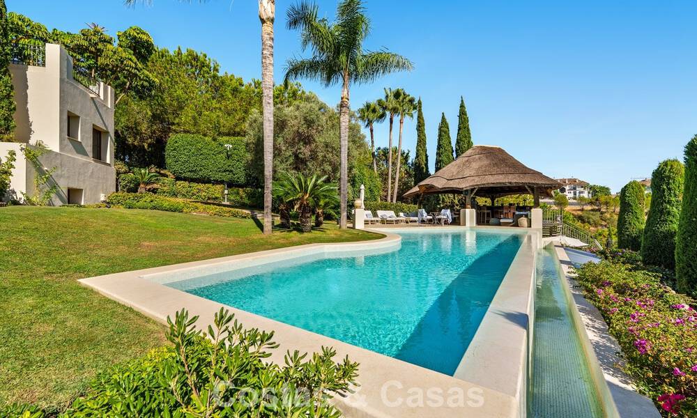 Villa de luxe espagnole remarquable à vendre dans une oasis de verdure sur le Golden Mile de Marbella 798205