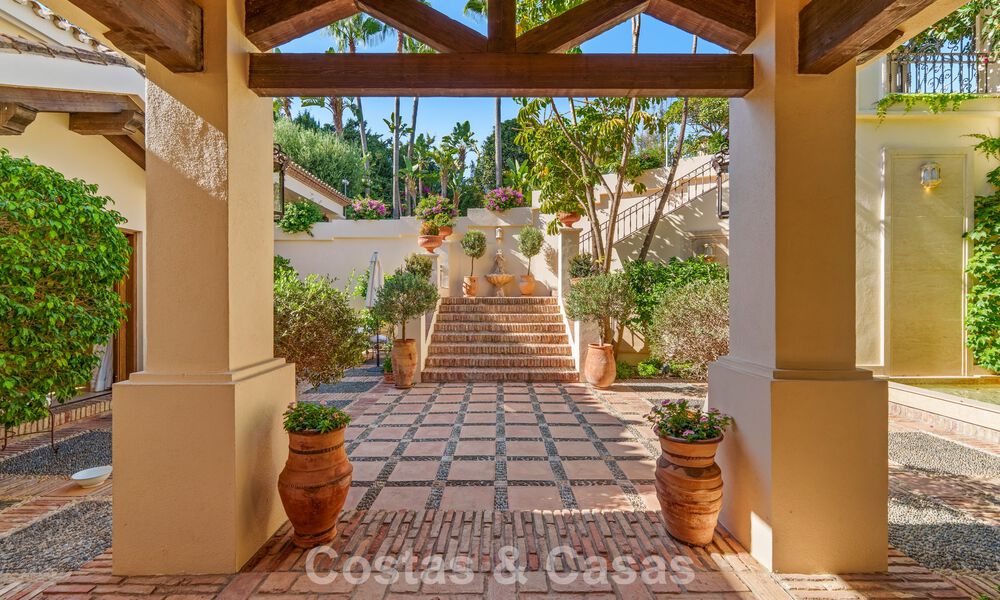 Villa de luxe espagnole remarquable à vendre dans une oasis de verdure sur le Golden Mile de Marbella 798209