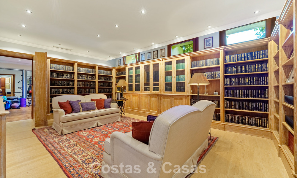 Villa de luxe espagnole remarquable à vendre dans une oasis de verdure sur le Golden Mile de Marbella 798216