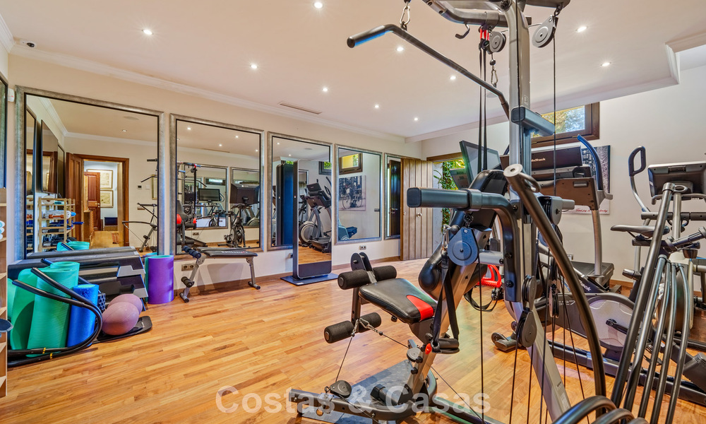 Villa de luxe espagnole remarquable à vendre dans une oasis de verdure sur le Golden Mile de Marbella 798217