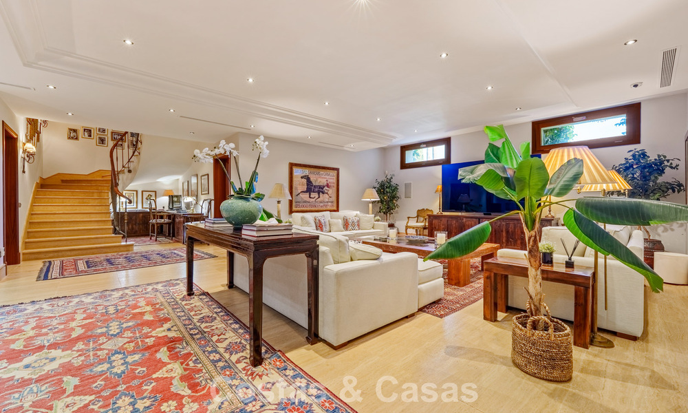 Villa de luxe espagnole remarquable à vendre dans une oasis de verdure sur le Golden Mile de Marbella 798218