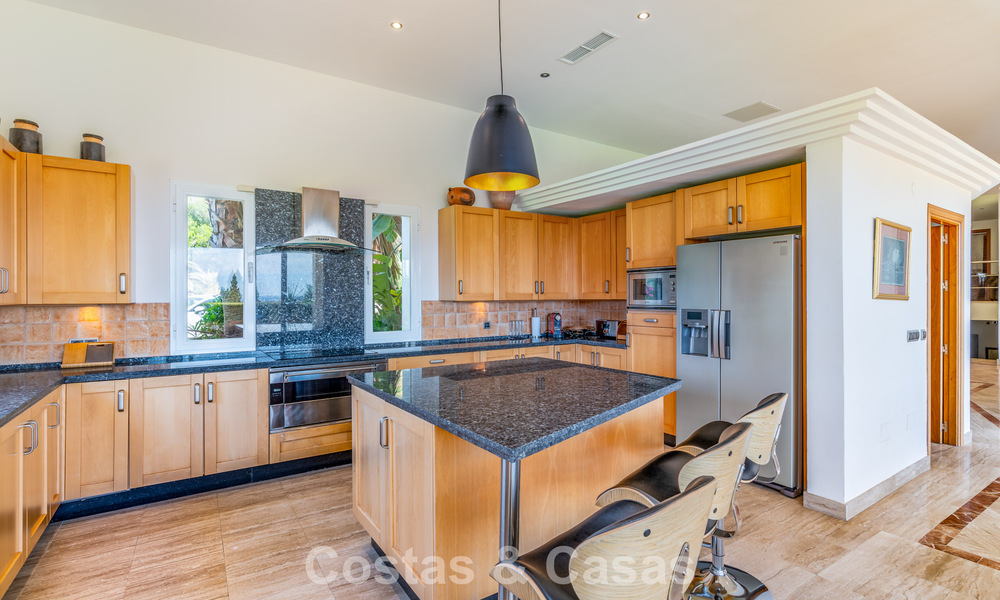 Villa exclusive de style méditerranéen à vendre sur un vaste terrain à Marbella - Benahavís 797056
