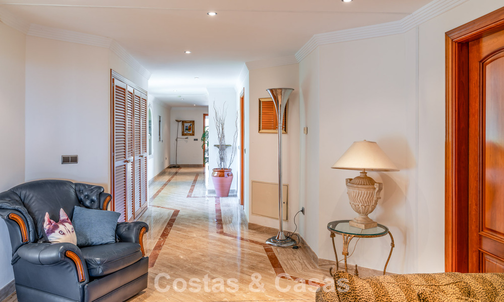 Villa exclusive de style méditerranéen à vendre sur un vaste terrain à Marbella - Benahavís 797066