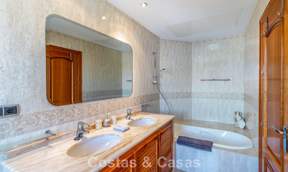 Villa exclusive de style méditerranéen à vendre sur un vaste terrain à Marbella - Benahavís 797071