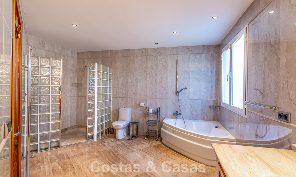 Villa exclusive de style méditerranéen à vendre sur un vaste terrain à Marbella - Benahavís 797075