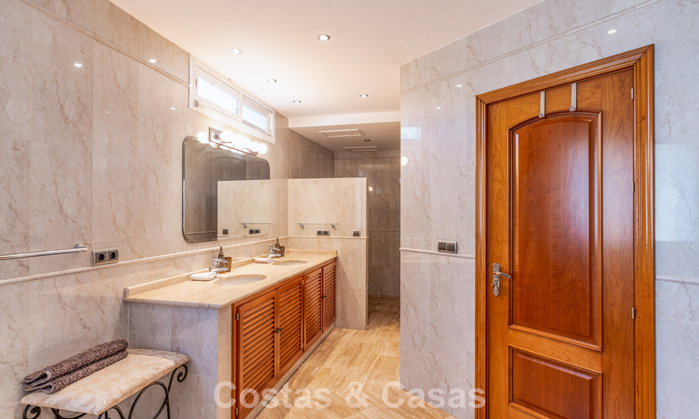 Villa exclusive de style méditerranéen à vendre sur un vaste terrain à Marbella - Benahavís 797076